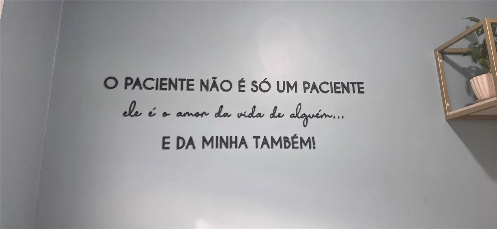 Parede da sala de espera da VetContagem com a frase em letras aplicadas: O paciente não é só um paciente, ele é o amor da vida de alguém… E da minha também!